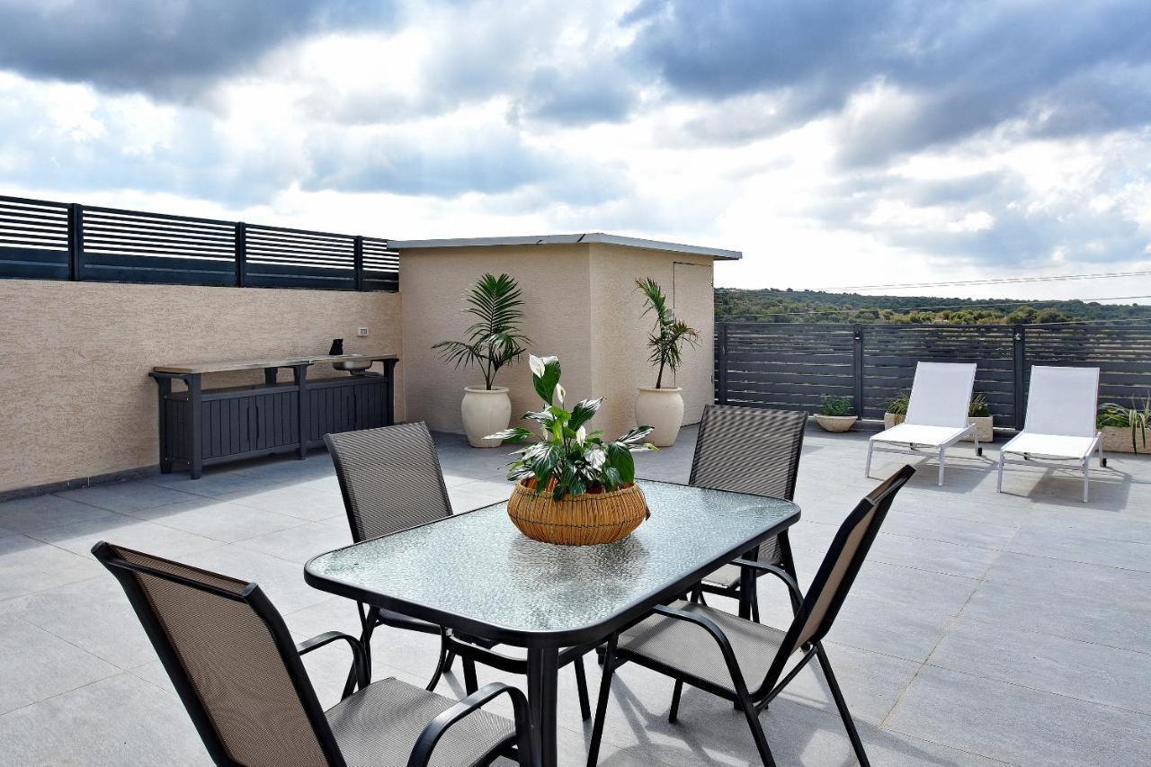 הסויטות של פולי Apartment Manot Екстериор снимка